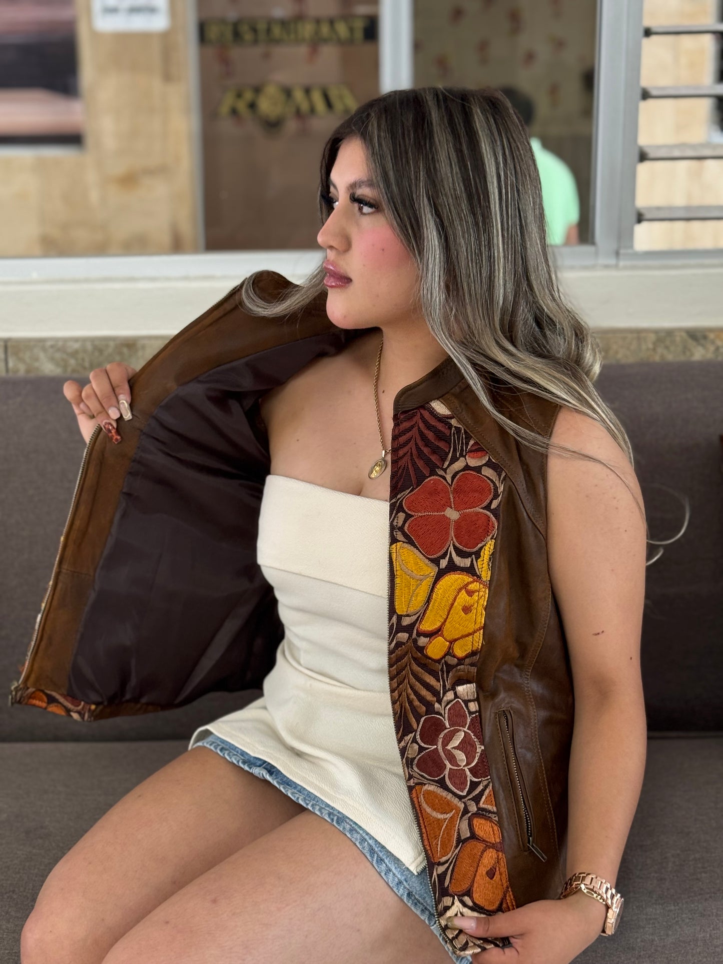 CHALECO EN PIEL ORIGINAL BORDADO EN FLORES