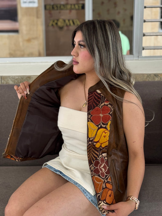 CHALECO EN PIEL ORIGINAL BORDADO EN FLORES